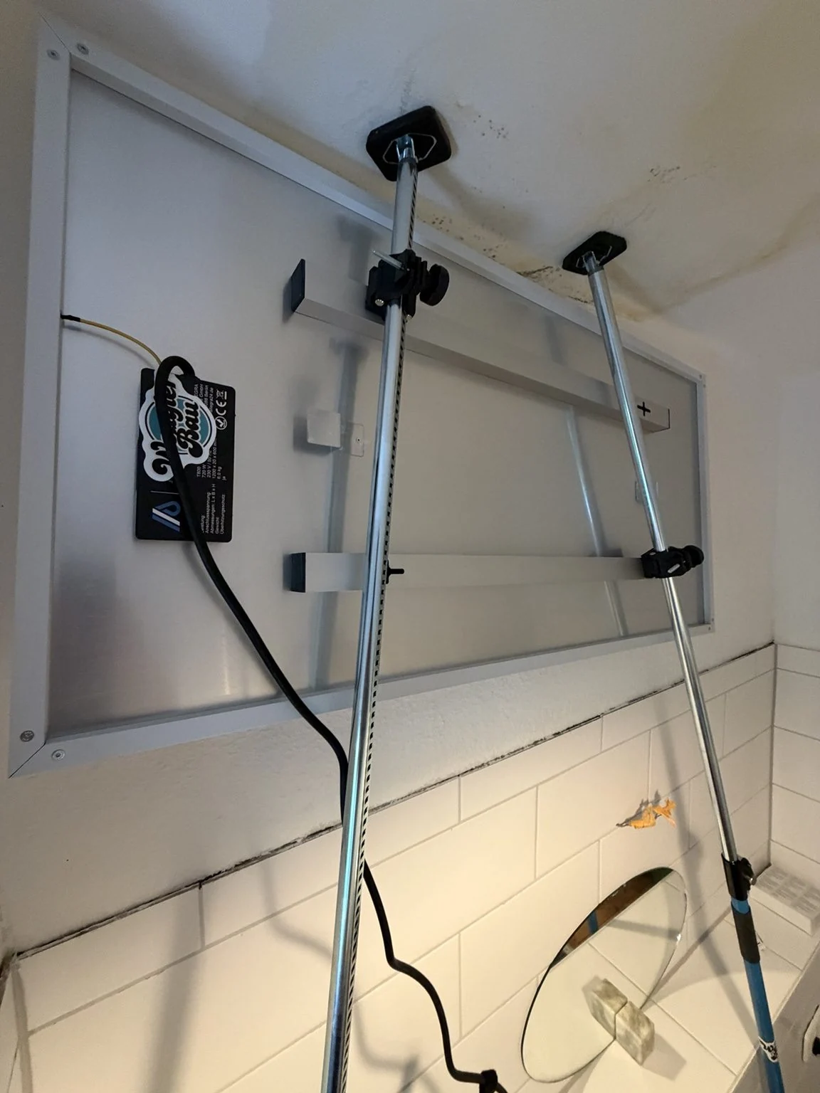 Infrarot-Trocknungspaneele von Wengler Bau vor der Wand im Badezimmer