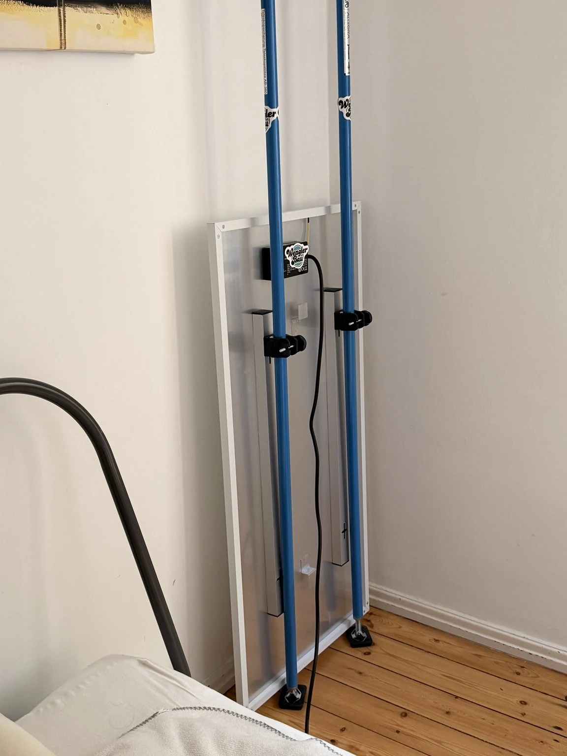 Infrarottrocknung mit Trocknungspaneelen vor einer Wand im Wohnraum