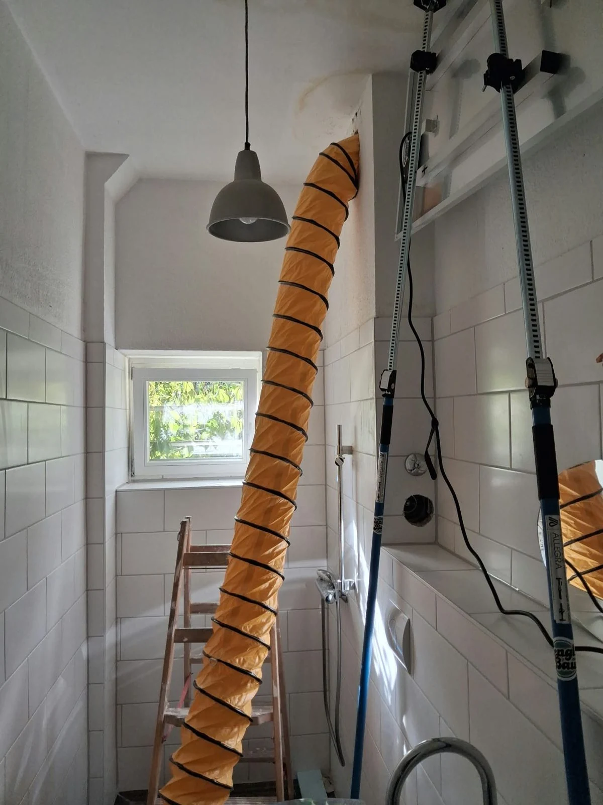 Bautrocknung im Badezimmer mit Trocknungstechnik und Luftschlauch